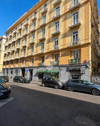 4 LOCALI A NAPOLI