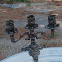Un candelabro vintage a tre bracci, in bronzo