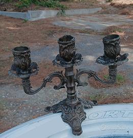 Un candelabro vintage a tre bracci, in bronzo
