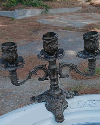 Un candelabro vintage a tre bracci, in bronzo