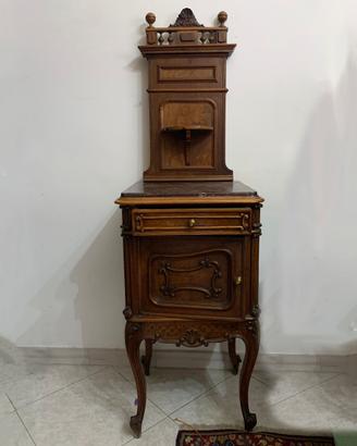 Coppia di comodini di noce