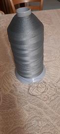Rocchetto di filo grigio