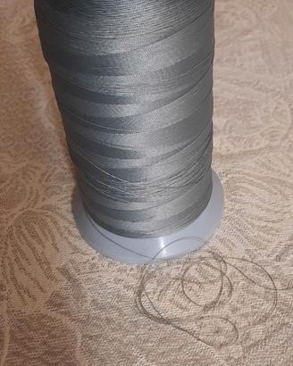 Rocchetto di filo grigio