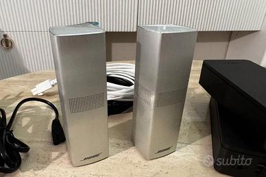 Diffusori Bose Surround 700, colore bianco.
