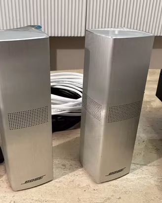 Diffusori Bose Surround 700, colore bianco.