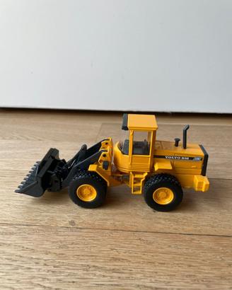 Modellino da collezione Joal Volvo BM L70C 1:50