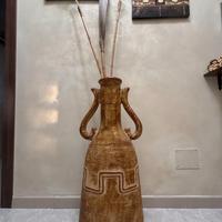 Grande anfora in ceramica con bastoni decorativi