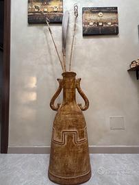 Grande anfora in ceramica con bastoni decorativi