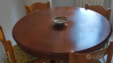 Tavolo allungabile rotondo con sedie 