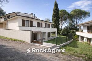 Villa di 470 m² con più di 5 locali e box auto a P