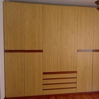 camera da letto con libreria