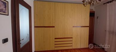 camera da letto con libreria