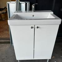 Mobiletto bagno ikea con lavello e rubinetto