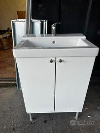 Mobiletto bagno ikea con lavello e rubinetto