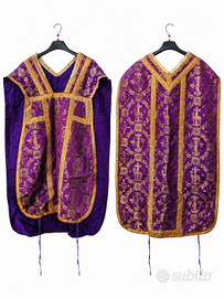 Casula liturgica viola con decorazioni dorate