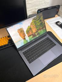 HONOR MagicBook Ryzen 5 / 8GB RAM / 256GB SSD