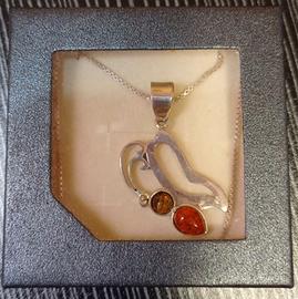 Collana in argento 925 e ciondolo farfalla e ambra