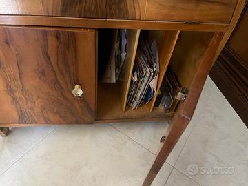 Mobile con giradischi e radio