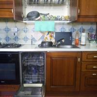 Cucina in legno con forno e lavastoviglie