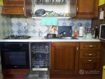 Cucina in legno con forno e lavastoviglie