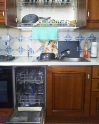 Cucina in legno con forno e lavastoviglie