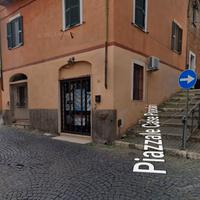 Locale al p.rialzato, ambiente unico con servizio