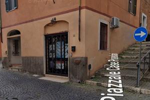 Locale al p.rialzato, ambiente unico con servizio