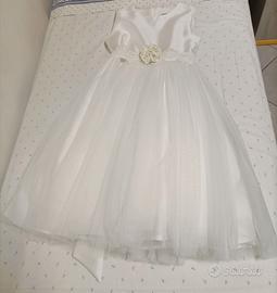 Vestito ed accessori prima comunione bambina.