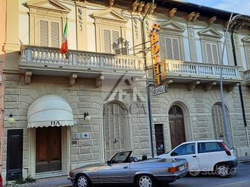 Attività / Licenza di 390 m² con più di 5 locali a
