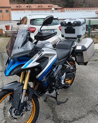 Voge 525 dsx con CarPlay e bauletti givi