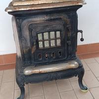 stufa d'epoca in ghisa