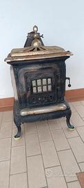 stufa d'epoca in ghisa