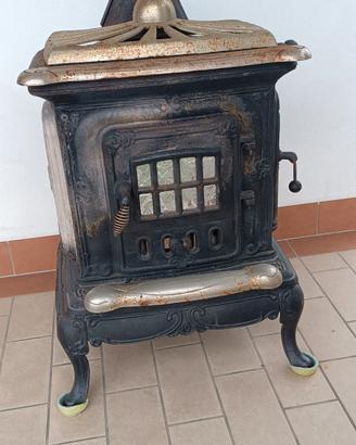 stufa d'epoca in ghisa