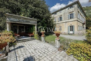 Villa di 1187 m² con più di 5 locali e box auto do