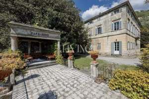 Villa di 1187 m² con più di 5 locali e box auto do