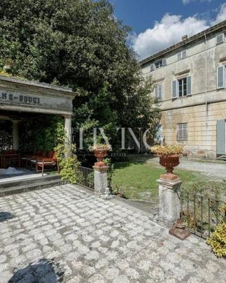 Villa di 1187 m² con più di 5 locali e box auto do