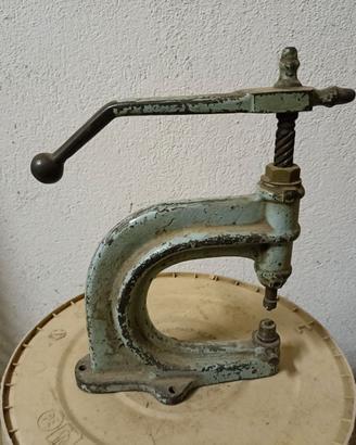 Pressa rivettatrice