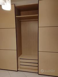 Armadio moderno con ante scorrevoli 