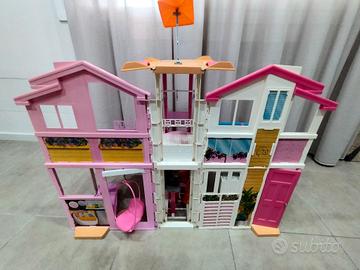 Casa di Barbie a tre piani con ascensore 