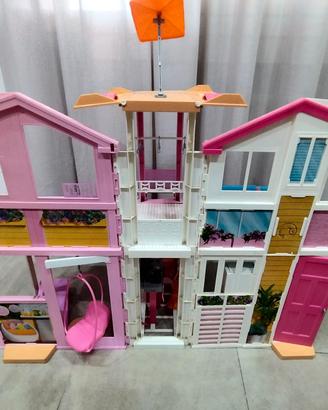 Casa di Barbie a tre piani con ascensore 