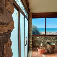 Prestigiosa villa con vista mare e corte di 500 mq