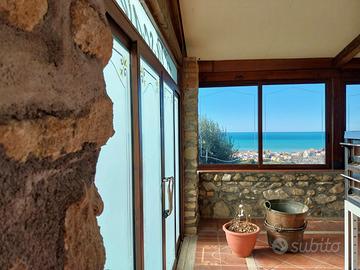 Prestigiosa villa con vista mare e corte di 500 mq