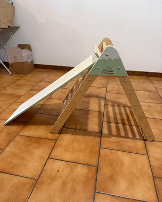 Gioco triangolo con scivolo e rampa