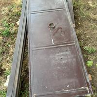 Porta in ferro fatta a mano con chiavistelli