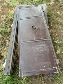 Porta in ferro fatta a mano con chiavistelli