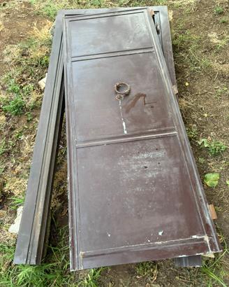 Porta in ferro fatta a mano con chiavistelli
