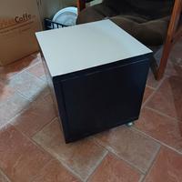 piccolo mobiletto in legno su ruote forma di cubo