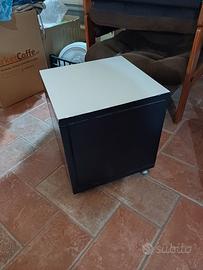 piccolo mobiletto in legno su ruote forma di cubo