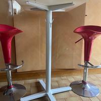 Tavolino e sedie bar