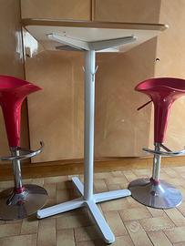 Tavolino e sedie bar